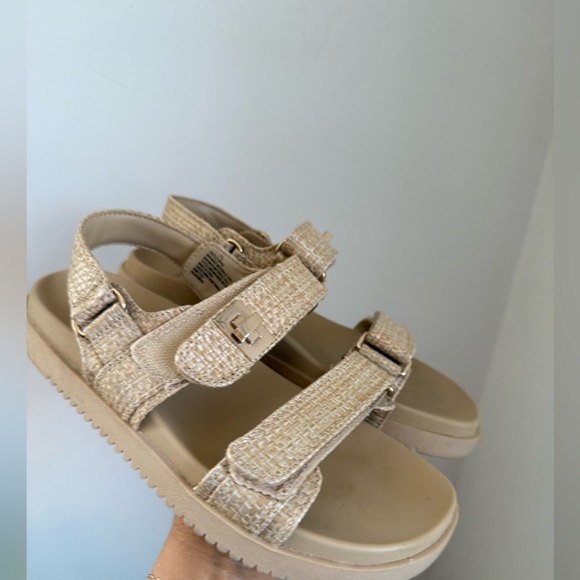 A New Day Buckle Beige Textured Sandals 7.5 - Picture 4 of 10